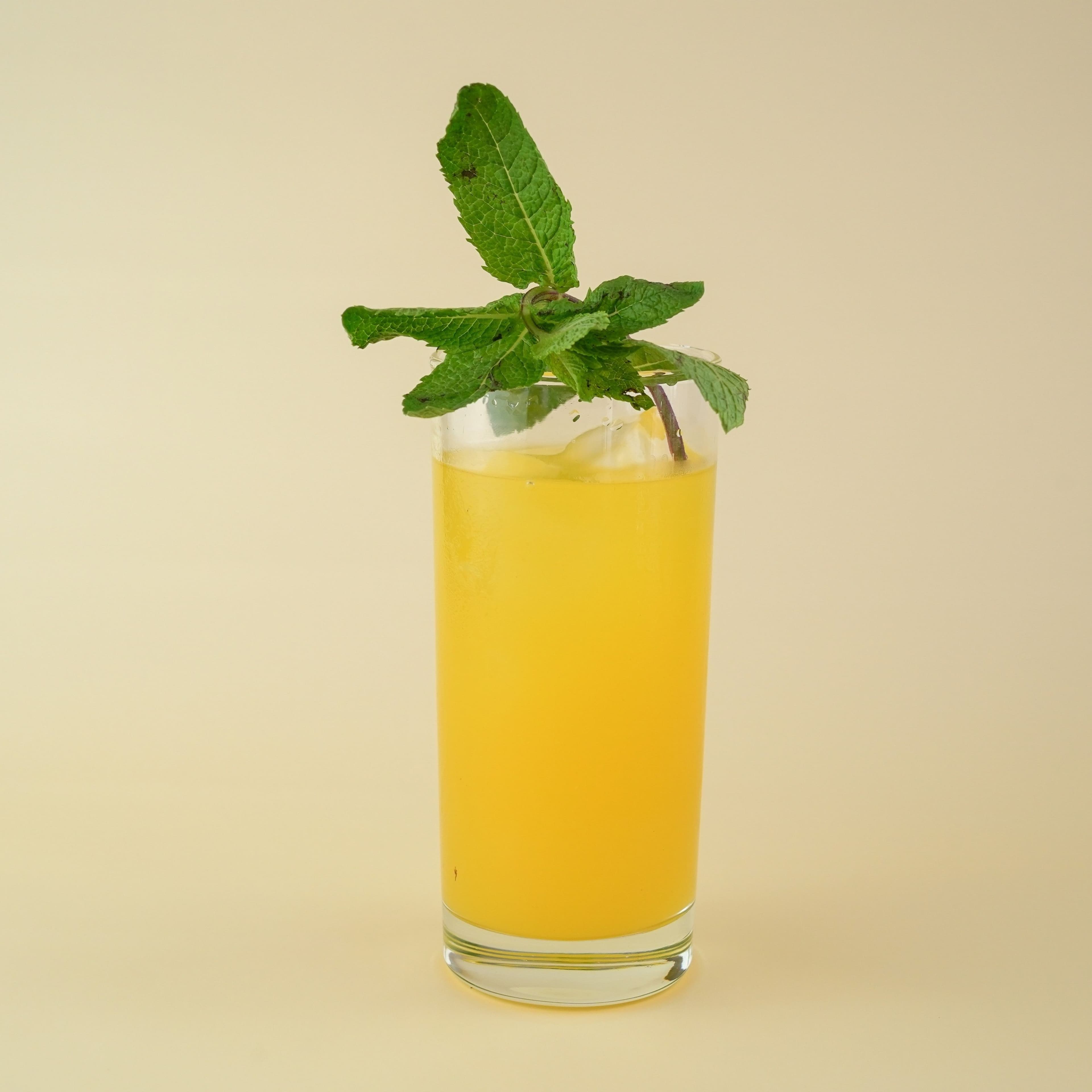 Homemade Mango Lemonade von Maja Bowls