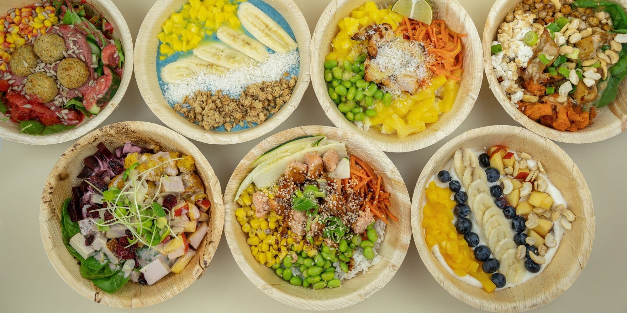 Eine Auswahl frisch zubereiteter Maja Bowls von oben fotografiert