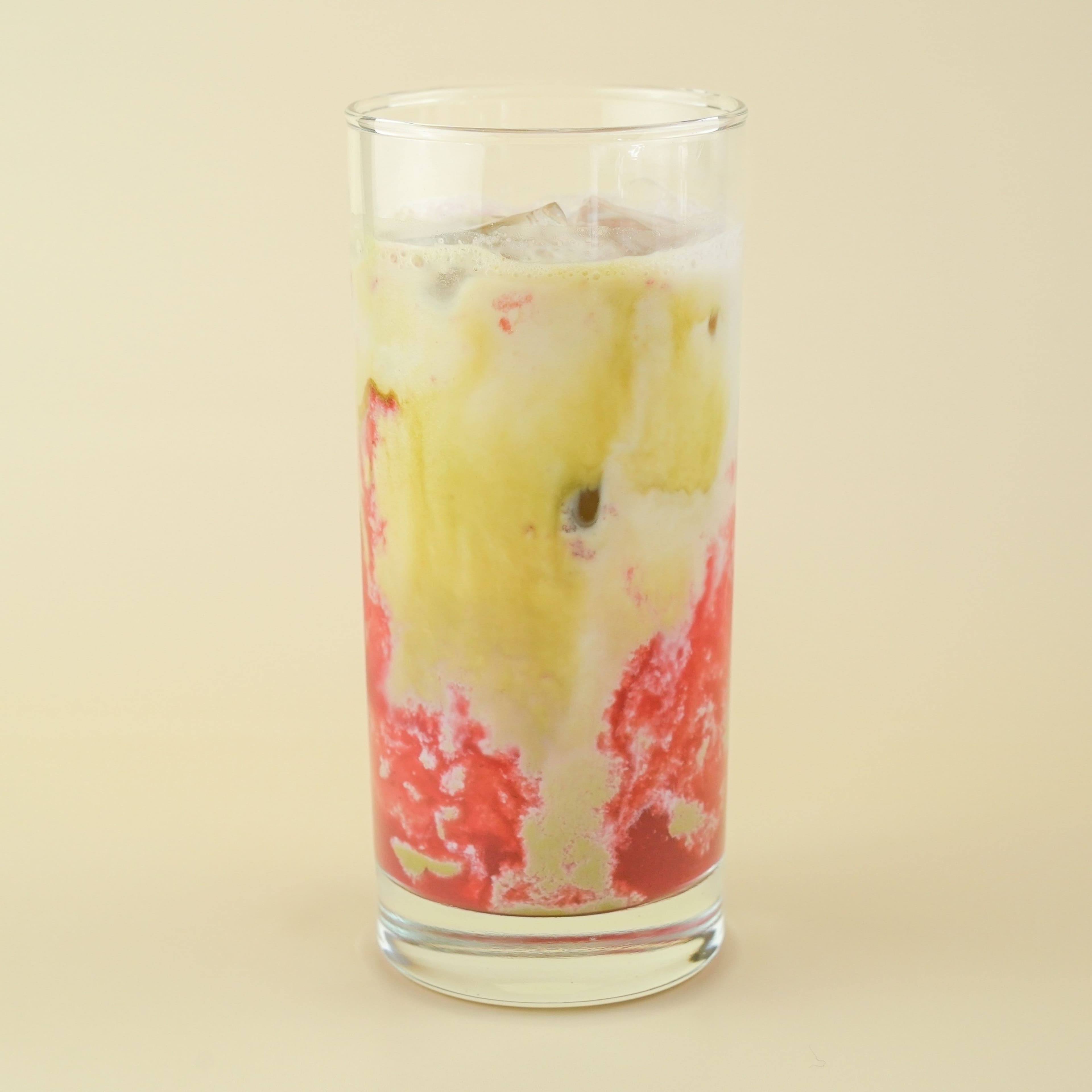 Strawberry Iced Matcha Latte von Maja Bowls