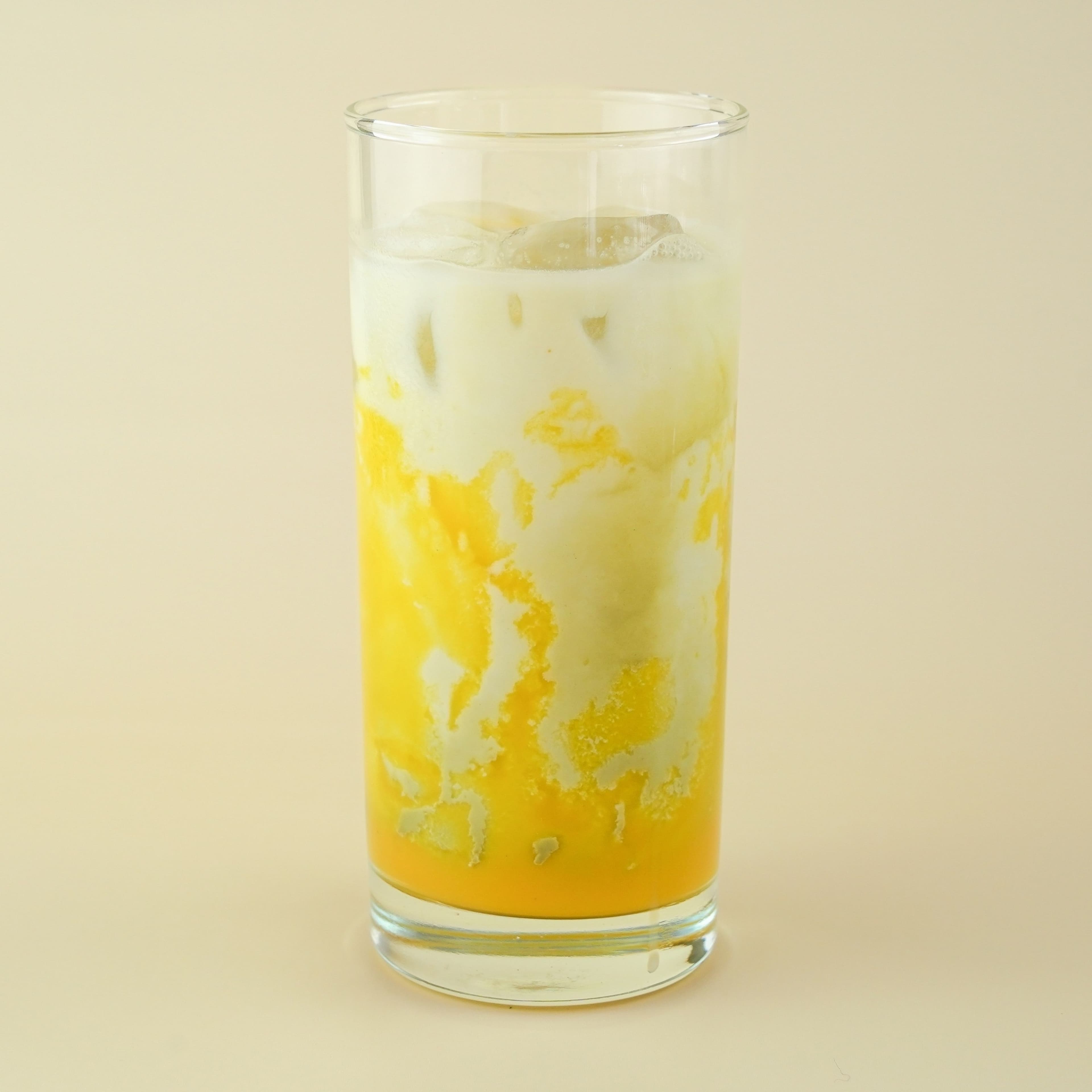 Mango Iced Matcha Latte von Maja Bowls